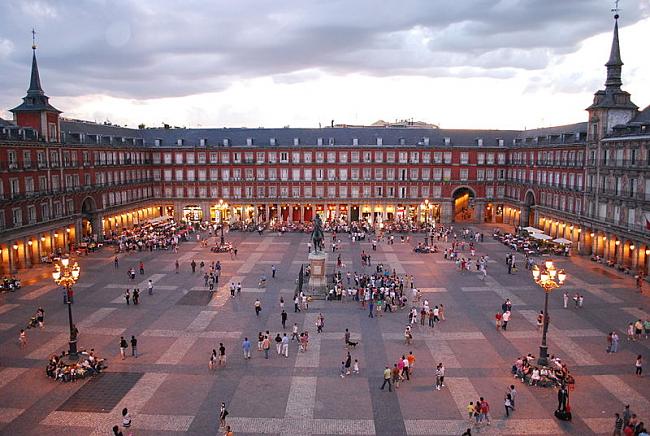 Tomando una cervecilla-plazamayor.jpg