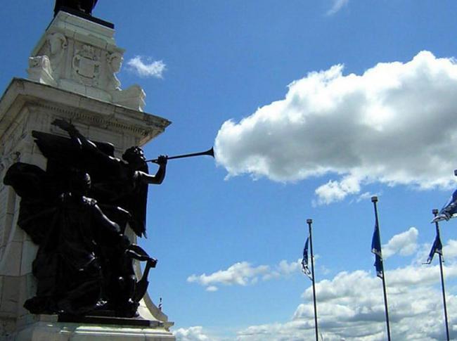 -statue-cloud-perfect-timing.jpg